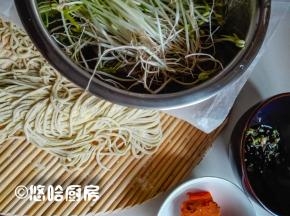 准备做小面的材料，一把面条，一点自家发的绿豆芽，葱花和调料。