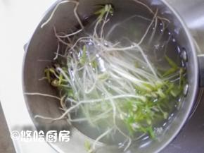 用煮面条的汤烫一点绿豆芽