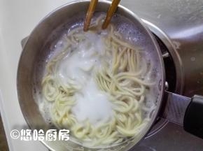 奶锅里放宽水，水开后下入面条，一直煮到面条基本没有白芯即可捞出，碗里提前放一点生抽、鸡精、少许的盐。