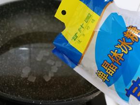 锅中加入纯净水，再加入甘汁园冰糖！