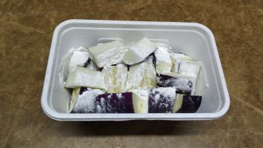 放入淀粉，均匀裹上茄子