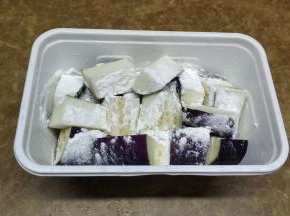 放入淀粉，均匀裹上茄子