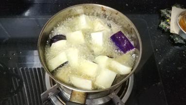 起油锅，8成热时放入茄子