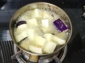 起油锅，8成热时放入茄子