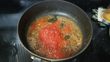 锅里放入番茄酱、酱油、糖、少量水熬到浓稠