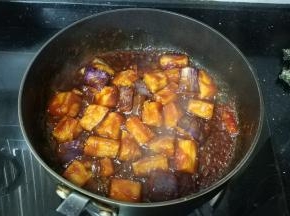 翻炒均匀，让茄酱粘满茄子身上即可