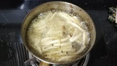 放入油锅里炸至金黄色