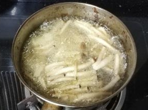 放入油锅里炸至金黄色