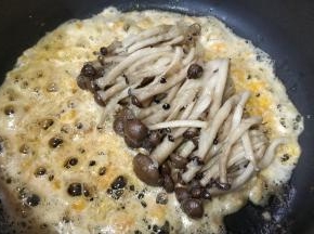 倒入菇菇