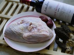 如图备料：处理好的鸡半片，羊肚菌4个，红枣2粒，红洒半瓶。