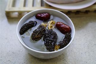 提前将羊肚菌及红枣用清水泡洗干净，红枣捏碎了备用。