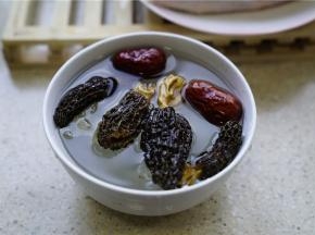 提前将羊肚菌及红枣用清水泡洗干净，红枣捏碎了备用。