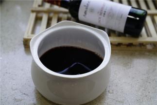 将红酒倒在炖盅里，这酒好不好，看它挂不挂杯就知道，倒在这炖盅里也是挂的满好的呢。
