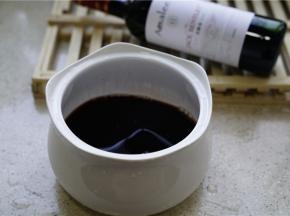 将红酒倒在炖盅里，这酒好不好，看它挂不挂杯就知道，倒在这炖盅里也是挂的满好的呢。