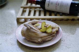 将这半片鸡焯洗好，然后姜去皮切片备用。