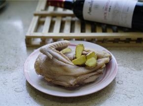 将这半片鸡焯洗好，然后姜去皮切片备用。