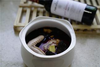 将所有处理好的食材入炖盅里，然后加入一块冰糖，红酒的量不盖到鸡没关系，炖煮30分钟的时候再翻个面就好。
