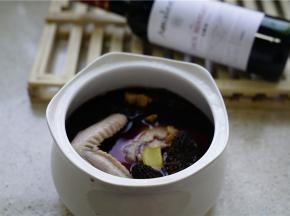 将所有处理好的食材入炖盅里，然后加入一块冰糖，红酒的量不盖到鸡没关系，炖煮30分钟的时候再翻个面就好。