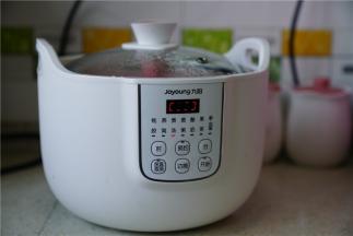 电炖锅通电，选择好煲汤模式进行烹饪，这煲汤模式的烹饪时间在2小时，我们选择炖制1个半小时就好，这样子鸡块出锅之后，剁切了吃口感还是不错得。