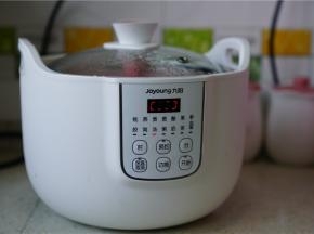 电炖锅通电，选择好煲汤模式进行烹饪，这煲汤模式的烹饪时间在2小时，我们选择炖制1个半小时就好，这样子鸡块出锅之后，剁切了吃口感还是不错得。