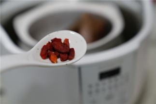 汤炖好之后加入细盐，枸杞调味就可以啦。