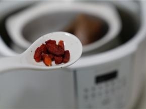 汤炖好之后加入细盐，枸杞调味就可以啦。