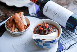 这样子汤底红酒的香与土鸡的鲜相融，这味儿真的是好赞呢。