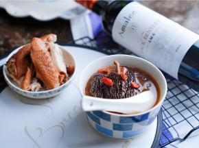 这样子汤底红酒的香与土鸡的鲜相融，这味儿真的是好赞呢。