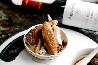 鸡肉的品感也是不错，放凉了吃更是有味呢。好了今天的这款菜就是这样子啦，朋友们要是喜欢可以试一下呢。