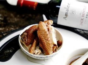 鸡肉的品感也是不错，放凉了吃更是有味呢。好了今天的这款菜就是这样子啦，朋友们要是喜欢可以试一下呢。