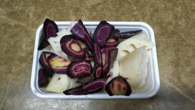 莲藕、紫胡萝卜洗干净切块
猪肉先焯水备用