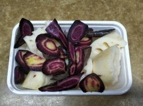 莲藕、紫胡萝卜洗干净切块
猪肉先焯水备用