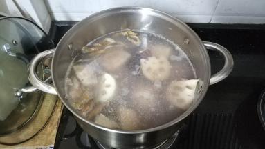 汤煲加上足量水，水开后将所有材料放入