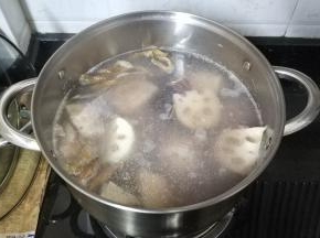 汤煲加上足量水，水开后将所有材料放入