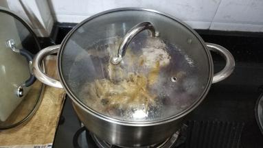 15分钟后盖上盖子转中小火煲40分钟即可