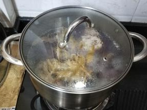 15分钟后盖上盖子转中小火煲40分钟即可