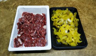 黄牛肉切片，用生粉、盐、糖腌2小时；酸菜洗干净切条用糖腌1小时