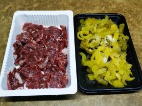 黄牛肉切片，用生粉、盐、糖腌2小时；酸菜洗干净切条用糖腌1小时
