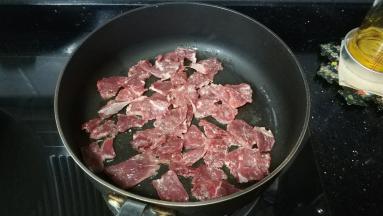 锅里热油放入腌好的黄牛片