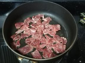 锅里热油放入腌好的黄牛片