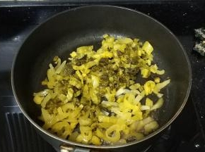 锅里继续倒入酸菜条