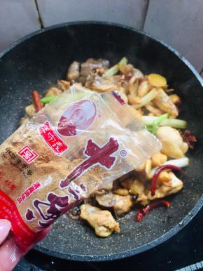 放入一勺十三香翻炒均匀。