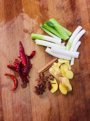 生姜切成片，葱切成段儿，干辣椒切成段儿，八角，桂皮备用。