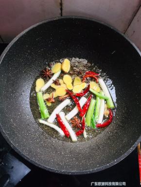 锅烧热倒入适量的油，放入生姜，花椒，干辣椒，八角，桂皮，葱段爆香。