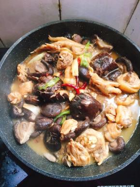 加入香菇继续炖10分钟左右。