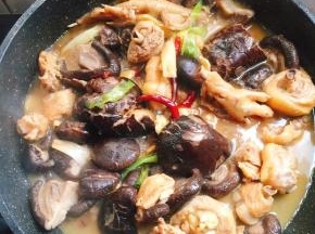 加入香菇继续炖10分钟左右。
