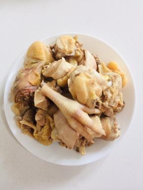 三黄鸡剁成块儿，焯水后洗净浮沫沥干水分备用。