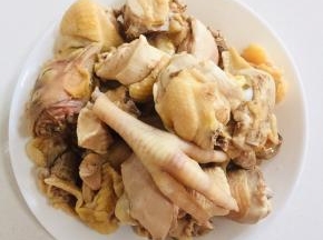 三黄鸡剁成块儿，焯水后洗净浮沫沥干水分备用。