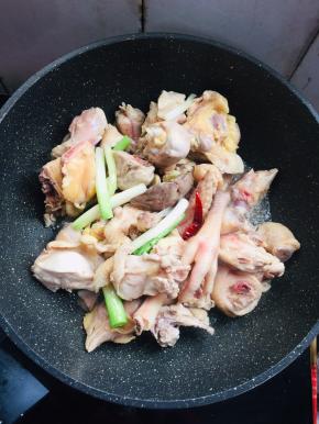 倒入焯好水的鸡块儿翻炒片刻。