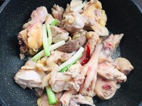 倒入焯好水的鸡块儿翻炒片刻。
